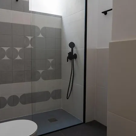 Elegant 2br With Private Garage In The Old Town Apartmán
